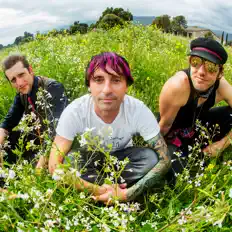Ascolta Broken Machine, guarda video musicali, leggi la biografia, vedi le date del tour & altro!