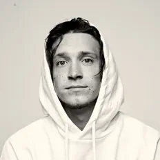 Escucha a Shane Moyer, mira vídeos musicales, lee la biografía, consulta fechas de giras y mucho más.