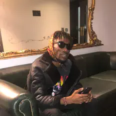 聆聽 Dami Bones、觀看音樂影片、閱讀小傳、查看巡演日期等！