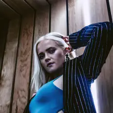 Laura Christopherを聴いたり、ミュージックビデオを鑑賞したり、経歴やツアー日程などを確認したりしましょう！