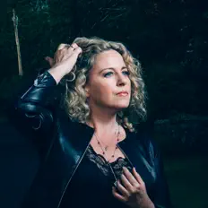 收听 Amy Helm、观看音乐视频、阅读小传、查看巡演日期等 ！