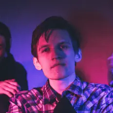 Poslechněte si interpreta 8(913), sledujte hudební videa, přečtěte si životopis, podívejte se na data turné a další informace.