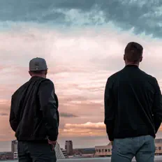 Dengarkan White Darts, tonton video musik, baca bio, lihat tanggal tur & lainnya!