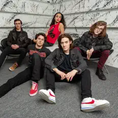 Poslechněte si interpreta Roll Over White, sledujte hudební videa, přečtěte si životopis, podívejte se na data turné a další informace.