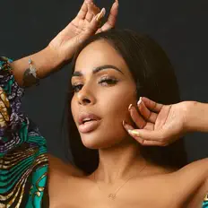 DJ Brooke Baileyを聴いたり、ミュージックビデオを鑑賞したり、経歴やツアー日程などを確認したりしましょう！