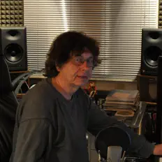 Poslechněte si interpreta Back to the Moon, sledujte hudební videa, přečtěte si životopis, podívejte se na data turné a další informace.