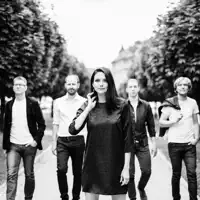 聆聽 undefined、觀看音樂影片、閱讀小傳、查看巡演日期等！