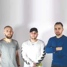 Poslechněte si interpreta Simmer, sledujte hudební videa, přečtěte si životopis, podívejte se na data turné a další informace.