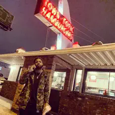 K Townを聴いたり、ミュージックビデオを鑑賞したり、経歴やツアー日程などを確認したりしましょう！