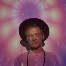 收听 Liquorice、观看音乐视频、阅读小传、查看巡演日期等 ！