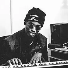 聆聽 Squil、觀看音樂影片、閱讀小傳、查看巡演日期等！