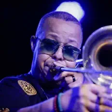 Dengarkan Big James, tonton video musik, baca bio, lihat tanggal tur & lainnya!