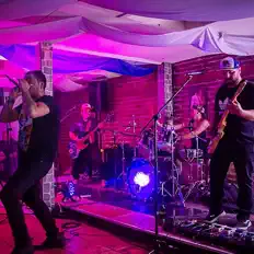 Flopys Sex Funk सुनें, म्यूज़िक वीडियो देखें, बायो पढ़ें, दौरे की तारीखें और बहुत कुछ देखें!