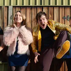 聆聽 Miles Recommends、觀看音樂影片、閱讀小傳、查看巡演日期等！