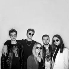 Ouve Insomnia, vê vídeos de música, lê a biografia, vê as datas da digressão e muito mais!