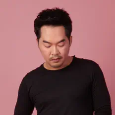 聆聽 เอก สุระเชษฐ์、觀看音樂影片、閱讀小傳、查看巡演日期等！