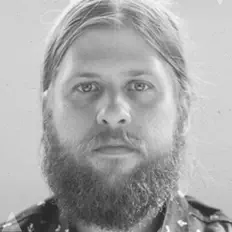 聆聽 Brandon Bee、觀看音樂影片、閱讀小傳、查看巡演日期等！