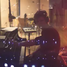 聆聽 Nikita Kardakov、觀看音樂影片、閱讀小傳、查看巡演日期等！