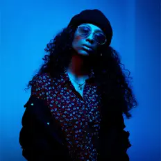 Espiを聴いたり、ミュージックビデオを鑑賞したり、経歴やツアー日程などを確認したりしましょう！