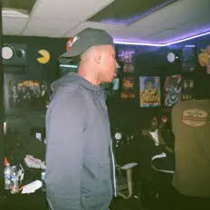 Poslechněte si interpreta JL, sledujte hudební videa, přečtěte si životopis, podívejte se na data turné a další informace.