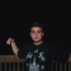 Écoutez +972, regardez des vidéoclips, lisez la biographie, consultez les dates de tournée et plus encore !