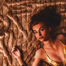 Hör dir Maria Dobrinescu an, schau dir Musikvideos an, lies die Biografie, finde Tourdaten und mehr!