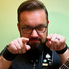 Rob Kosinskiを聴いたり、ミュージックビデオを鑑賞したり、経歴やツアー日程などを確認したりしましょう！