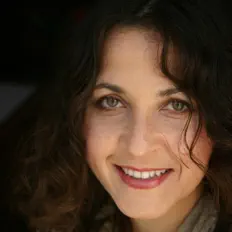 Marina Kapuroを聴いたり、ミュージックビデオを鑑賞したり、経歴やツアー日程などを確認したりしましょう！