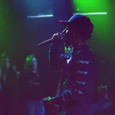 聆聽 Ty Asian、觀看音樂影片、閱讀小傳、查看巡演日期等！