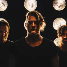 Midnight Divide सुनें, म्यूज़िक वीडियो देखें, बायो पढ़ें, दौरे की तारीखें और बहुत कुछ देखें!