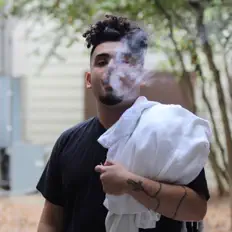 Écoutez IOI, regardez des vidéoclips, lisez la biographie, consultez les dates de tournée et plus encore !