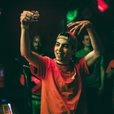 Cam Kaziを聴いたり、ミュージックビデオを鑑賞したり、経歴やツアー日程などを確認したりしましょう！