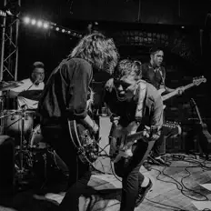 聆聽 The Strands、觀看音樂影片、閱讀小傳、查看巡演日期等！