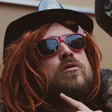 Fire Deuceを聴いたり、ミュージックビデオを鑑賞したり、経歴やツアー日程などを確認したりしましょう！