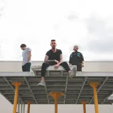 Dengarkan Sunset City, tonton video musik, baca bio, lihat tanggal tur & lainnya!