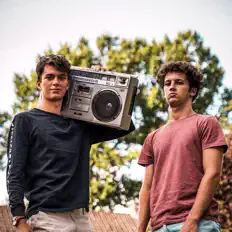 Poslechněte si interpreta JukeBoyz, sledujte hudební videa, přečtěte si životopis, podívejte se na data turné a další informace.