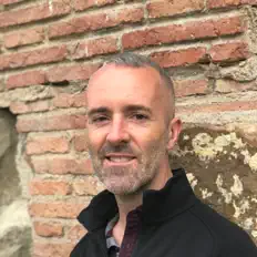 Poslechněte si interpreta Hunterrrr, sledujte hudební videa, přečtěte si životopis, podívejte se na data turné a další informace.