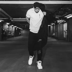 Luister naar Ellevn, bekijk muziekvideo's, lees de bio, bekijk de tourdata, en meer!