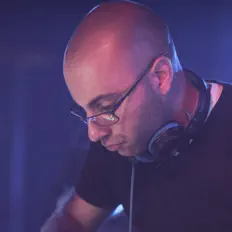 Ayminho을(를) 듣고, 뮤직 비디오를 보고, 약력을 읽고, 투어 일정 등을 확인하세요!