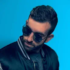 Oticaを聴いたり、ミュージックビデオを鑑賞したり、経歴やツアー日程などを確認したりしましょう！