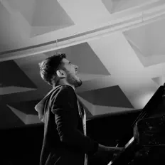 Tural Raphael dinle, müzik videolarını izle, biyografisini oku, tur tarihlerini ve daha fazlasını gör!