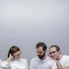 Ouve LAPS, vê vídeos de música, lê a biografia, vê as datas da digressão e muito mais!