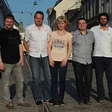 收听 pociTY、观看音乐视频、阅读小传、查看巡演日期等 ！