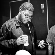 Hör dir DJ Plugg an, schau dir Musikvideos an, lies die Biografie, finde Tourdaten und mehr!