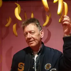 收听 Six Billion Monkeys、观看音乐视频、阅读小传、查看巡演日期等 ！