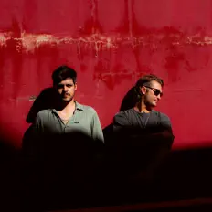 Oliver & Tomを聴いたり、ミュージックビデオを鑑賞したり、経歴やツアー日程などを確認したりしましょう！