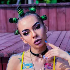 LMNDを聴いたり、ミュージックビデオを鑑賞したり、経歴やツアー日程などを確認したりしましょう！