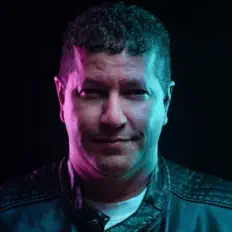 Hör dir Yankee Music an, schau dir Musikvideos an, lies die Biografie, finde Tourdaten und mehr!