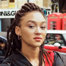 Écoutez Stella, regardez des vidéoclips, lisez la biographie, consultez les dates de tournée et plus encore !