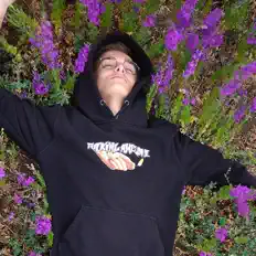 Luister naar LOVELYKILLER, bekijk muziekvideo's, lees de bio, bekijk de tourdata, en meer!